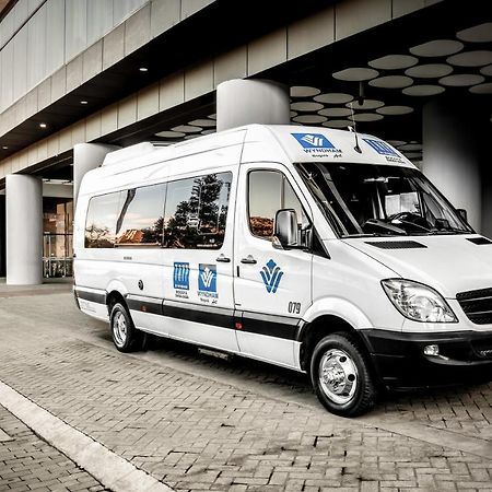 Wyndham Bogota Hotel Екстериор снимка Mercedes-Benz Sprinter